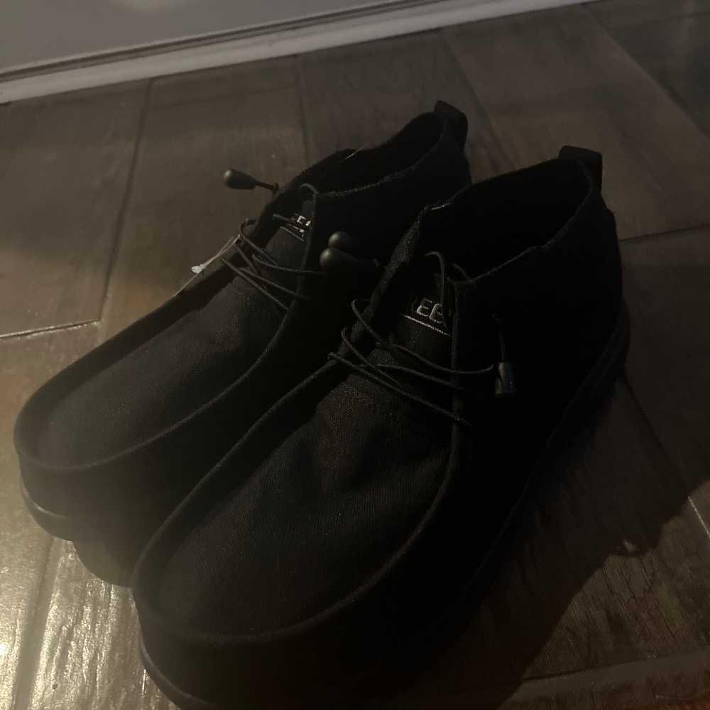 Mid rise cusion means shoe